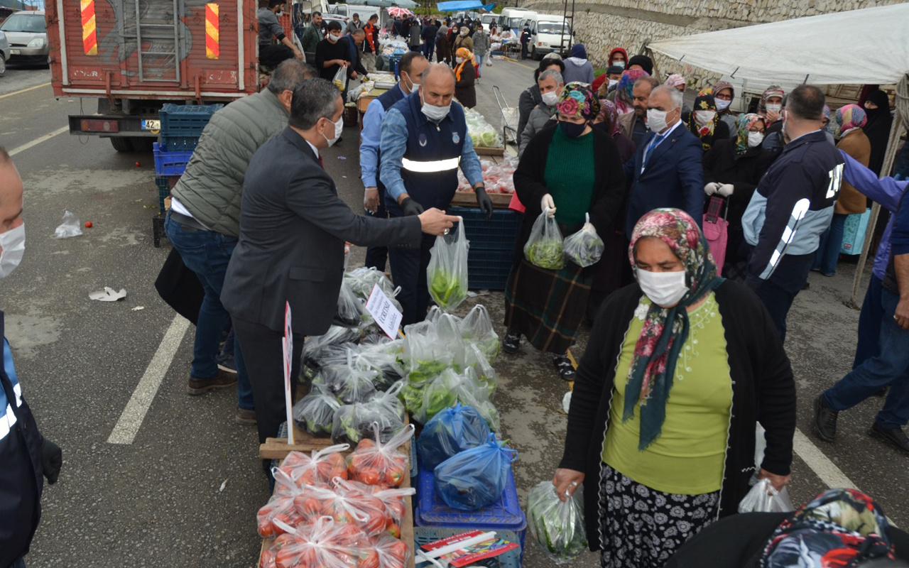 Hatay'da ihtiyaç sahiplerine yönelik ücretsiz sebze ve meyve standı açıldı