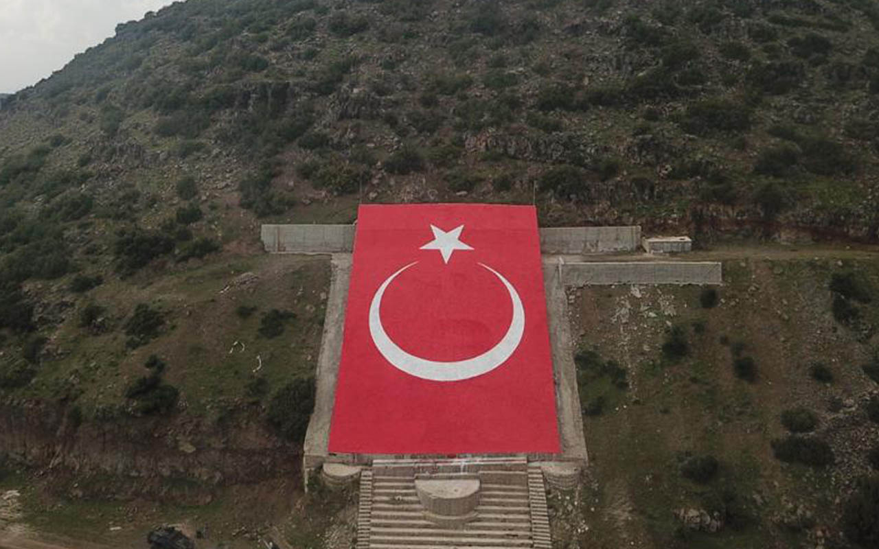 Suriye'de bir zamanlar terörist başının resminin olduğu yere Şanlı Türk bayrağı yapıldı!