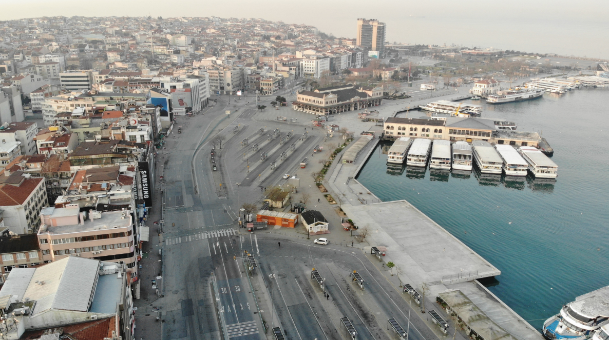 Sokağa çıkma yasağı sonrası İstanbul'da ilk sabah yollar bomboş kaldı