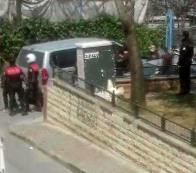 Olayın adresi Küçükçekmece! Sokağa çıkma yasağına uymayan grup polise saldırdı