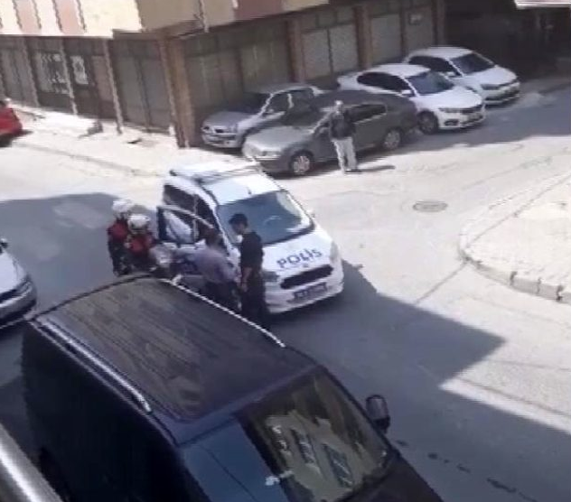 Olayın adresi Küçükçekmece! Sokağa çıkma yasağına uymayan grup polise saldırdı