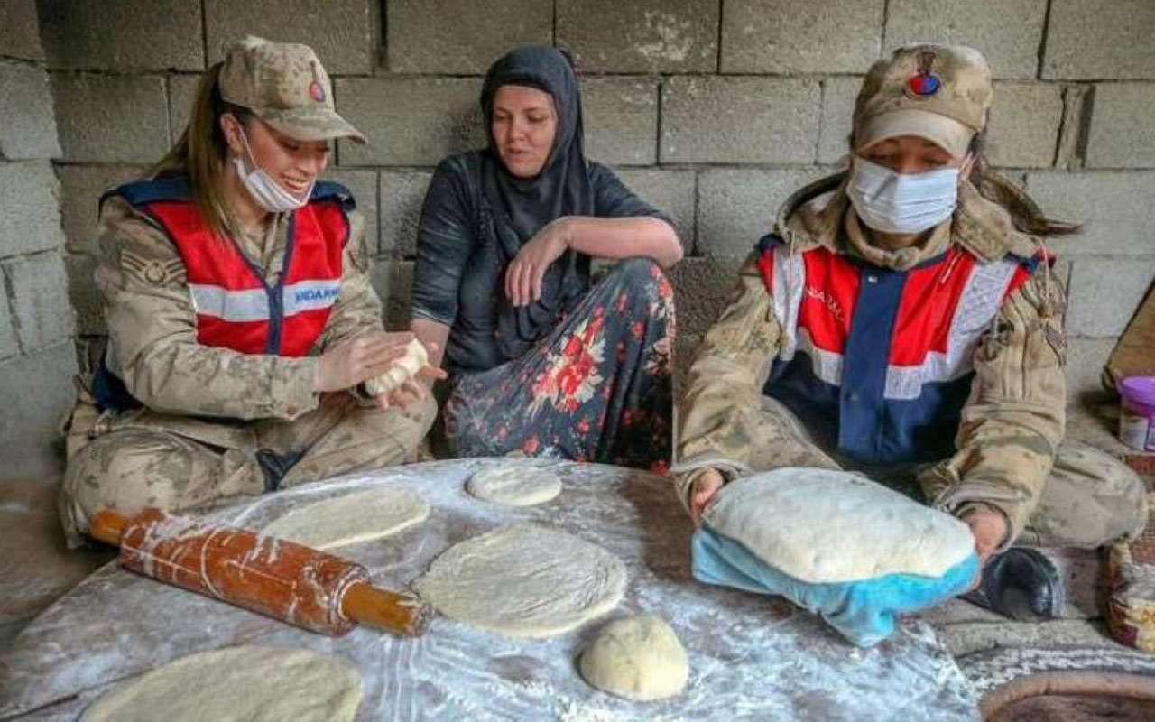 Van'da kadın askerler hamur yoğurdu tandırda ekmek pişirdi