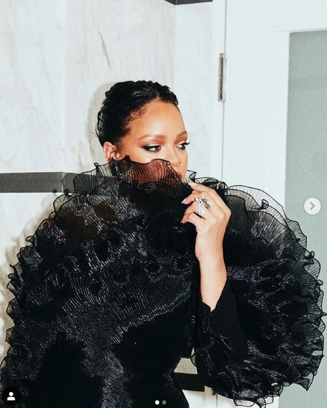 Rihanna albüm soran takipçisine sert tepki gösterdi! Dünyayı kurtarıyorum