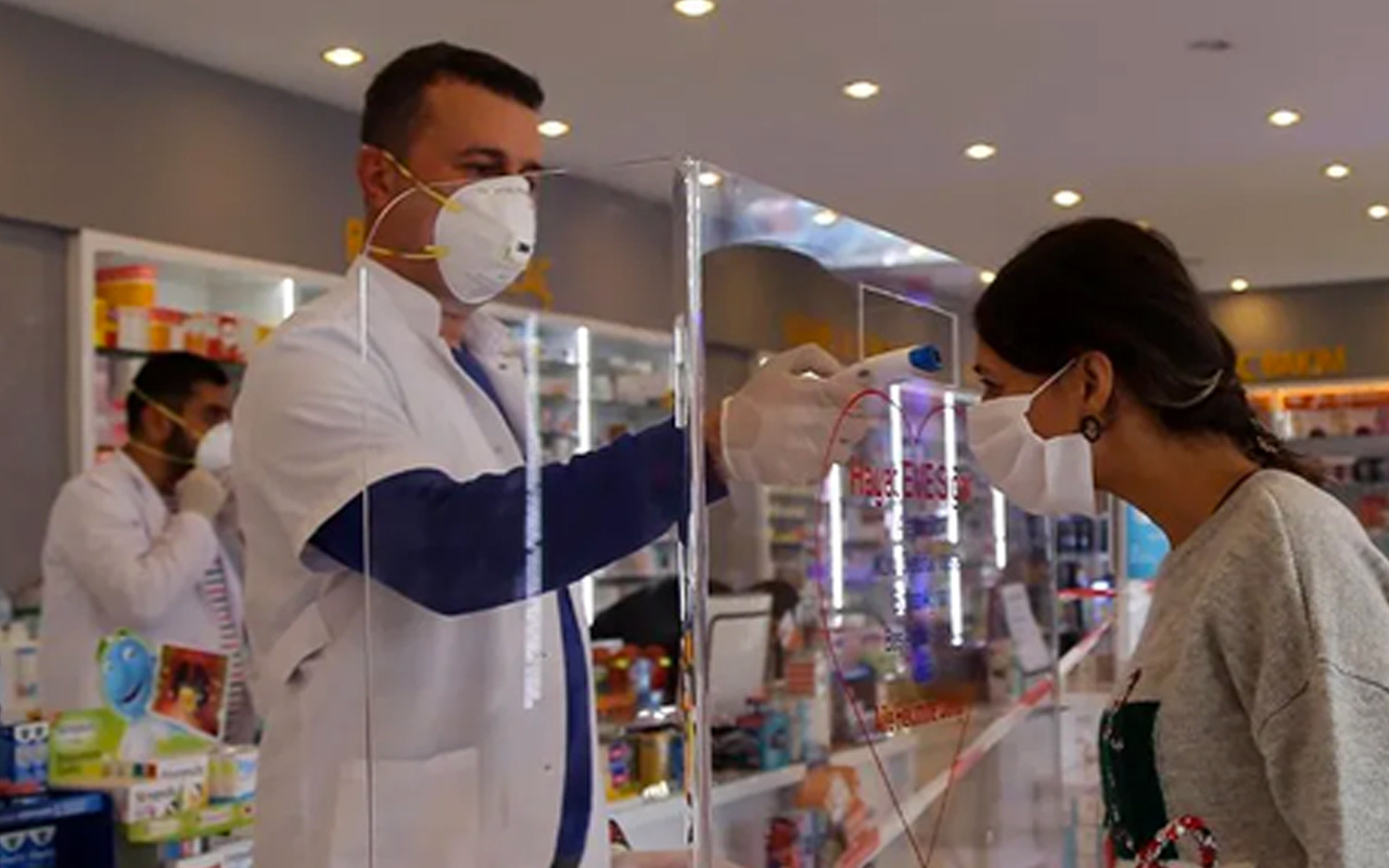 Ücretsiz maske dağıtımı İzmir'deki eczanelerde de başladı
