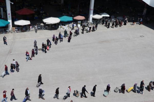 Burdur'da pazar önünde 1 kilometre kuyruk! İşte olması gereken görüntü bu
