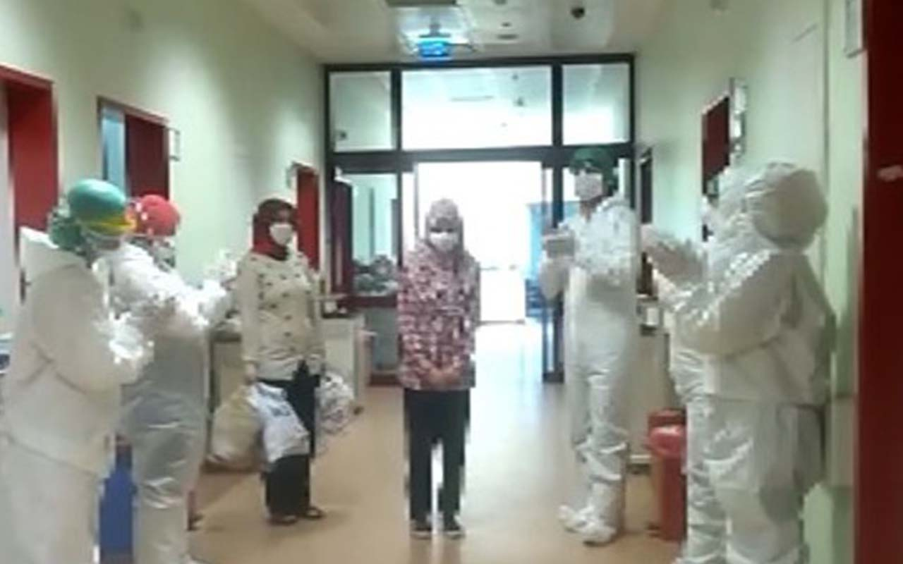 Kahramanmaraş'ta koronavirüsü yenen küçük kız alkışlarla taburcu edildi