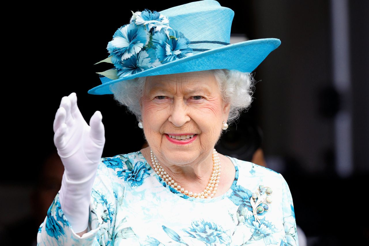 İngiltere Kraliçesi Elizabeth'in her broşunun ayrı bir anlamı var! İşte o broşlar