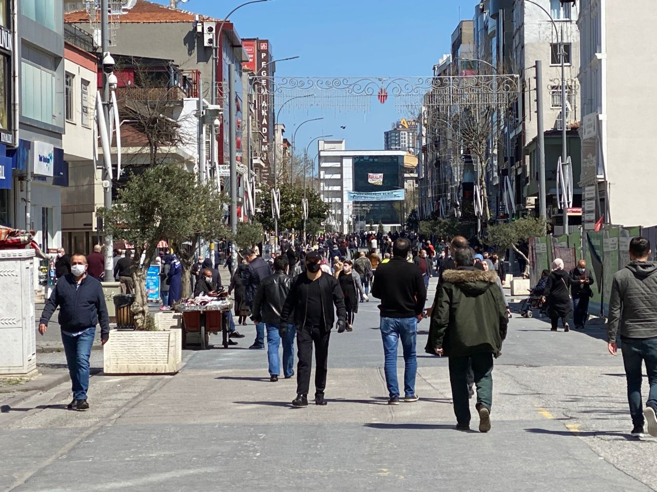 İstanbul Ümraniye'de sıcak havayı gören vatandaşlar caddeye akın etti