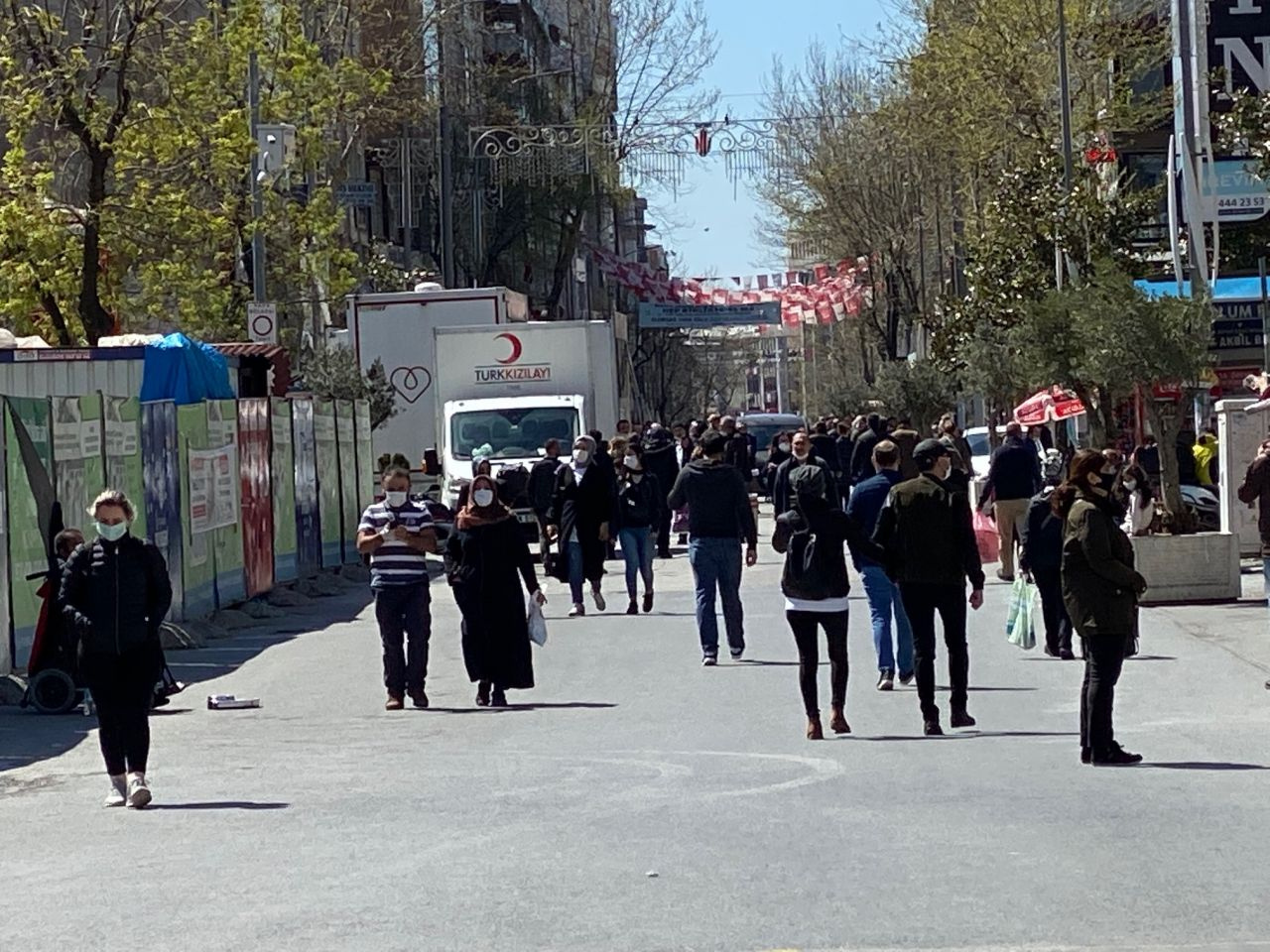 İstanbul Ümraniye'de sıcak havayı gören vatandaşlar caddeye akın etti