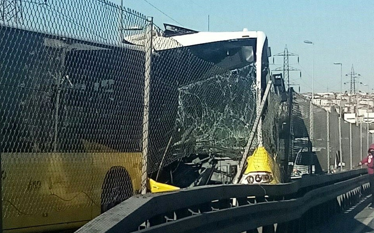 Avcılar'da iki metrobüs kafa kafaya çarpıştı