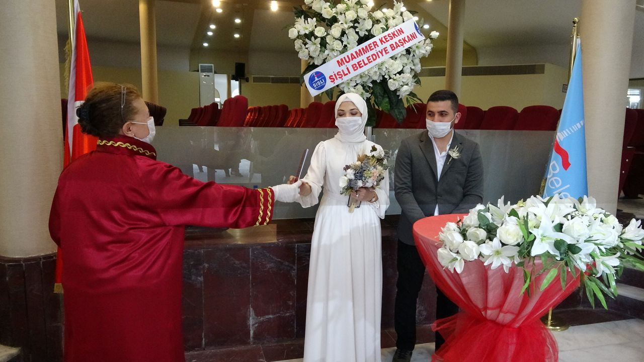 Şişli'de nikah sevinci sosyal mesafeyi unutturdu