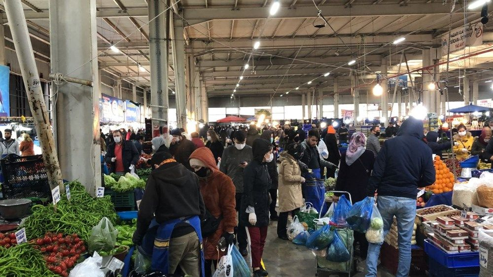 İstanbul'dan ürküten manzaralar! Semt pazarları koronavirüs tehlikesi saçıyor