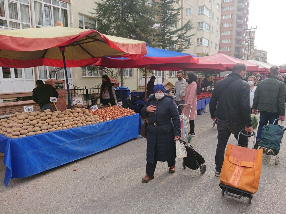 İstanbul'dan ürküten manzaralar! Semt pazarları koronavirüs tehlikesi saçıyor
