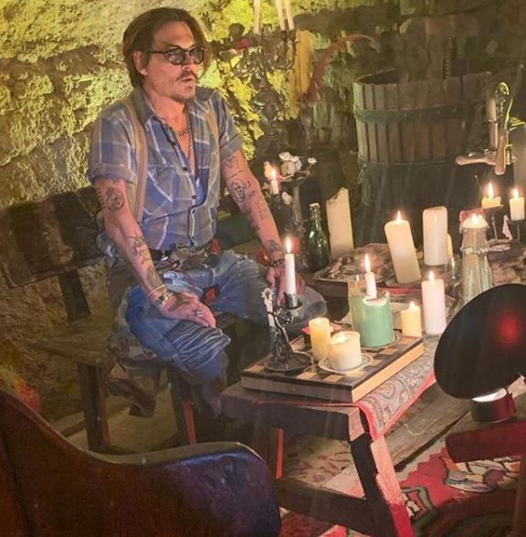 Johnny Depp Instagram'a katıldı! 1 saatte rekor kırarak sosyal medyayı salladı