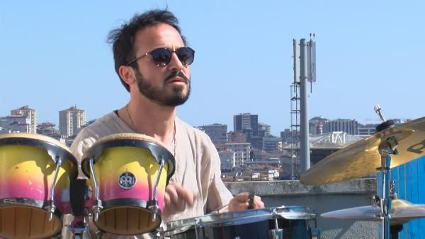 İstanbul Kadıköy'de terasta komşular için dansözlü konser verdi