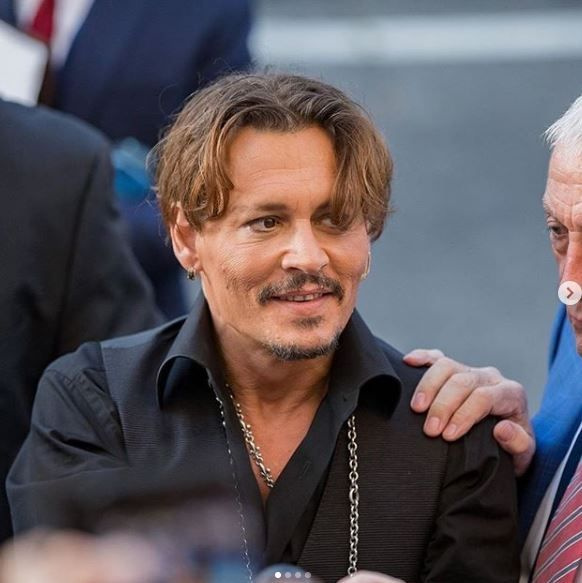 Johnny Depp Instagram'a katıldı! 1 saatte rekor kırarak sosyal medyayı salladı