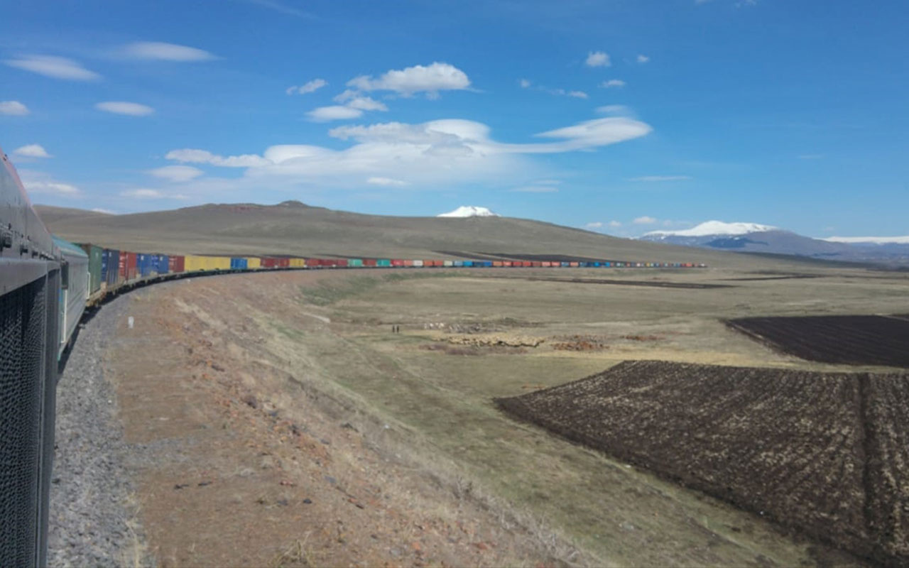 940 metrelik ihracat treni Orta Asya’ya doğru yola çıktı