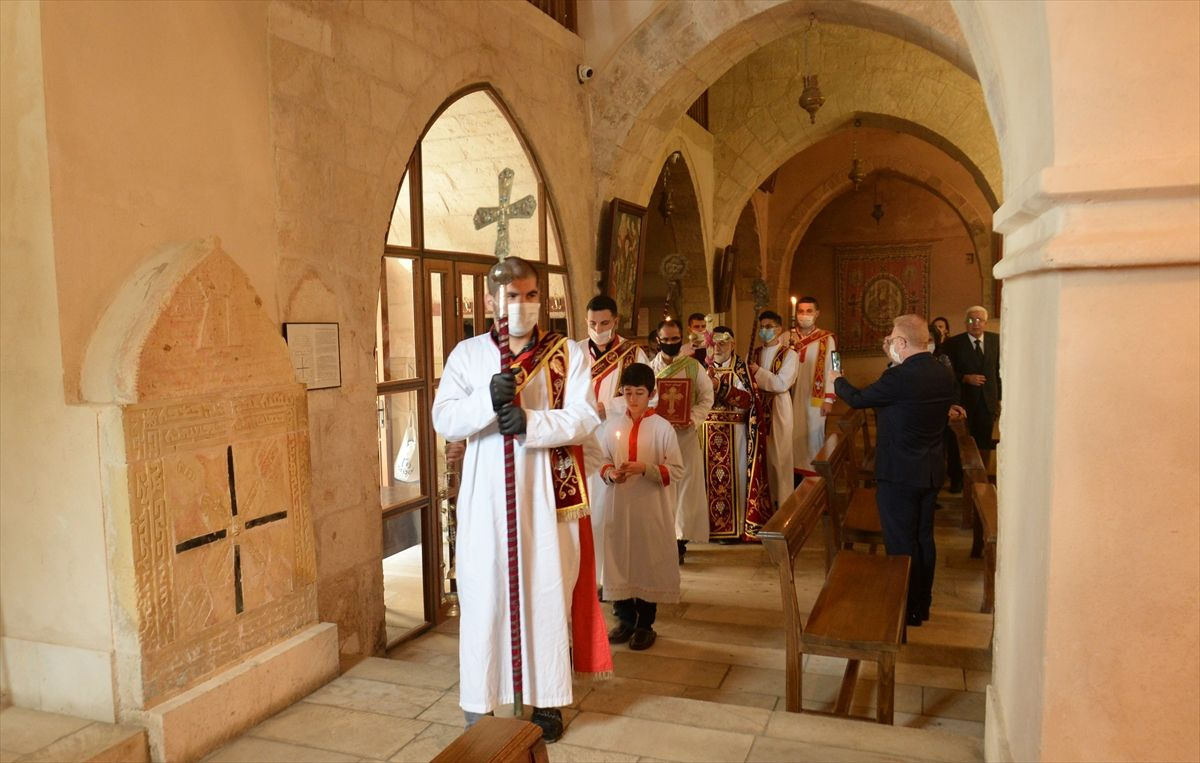 Kırklar Kilisesi'nde Paskalya Bayramı, koronavirüs önlemleriyle kutlandı