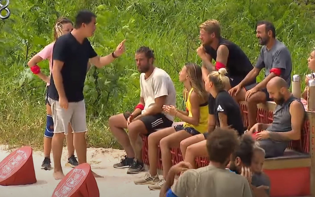 Survivor 2020'de Acun Ilıcalı çileden çıktı! Ünlüler takımının üzerine yürüdü