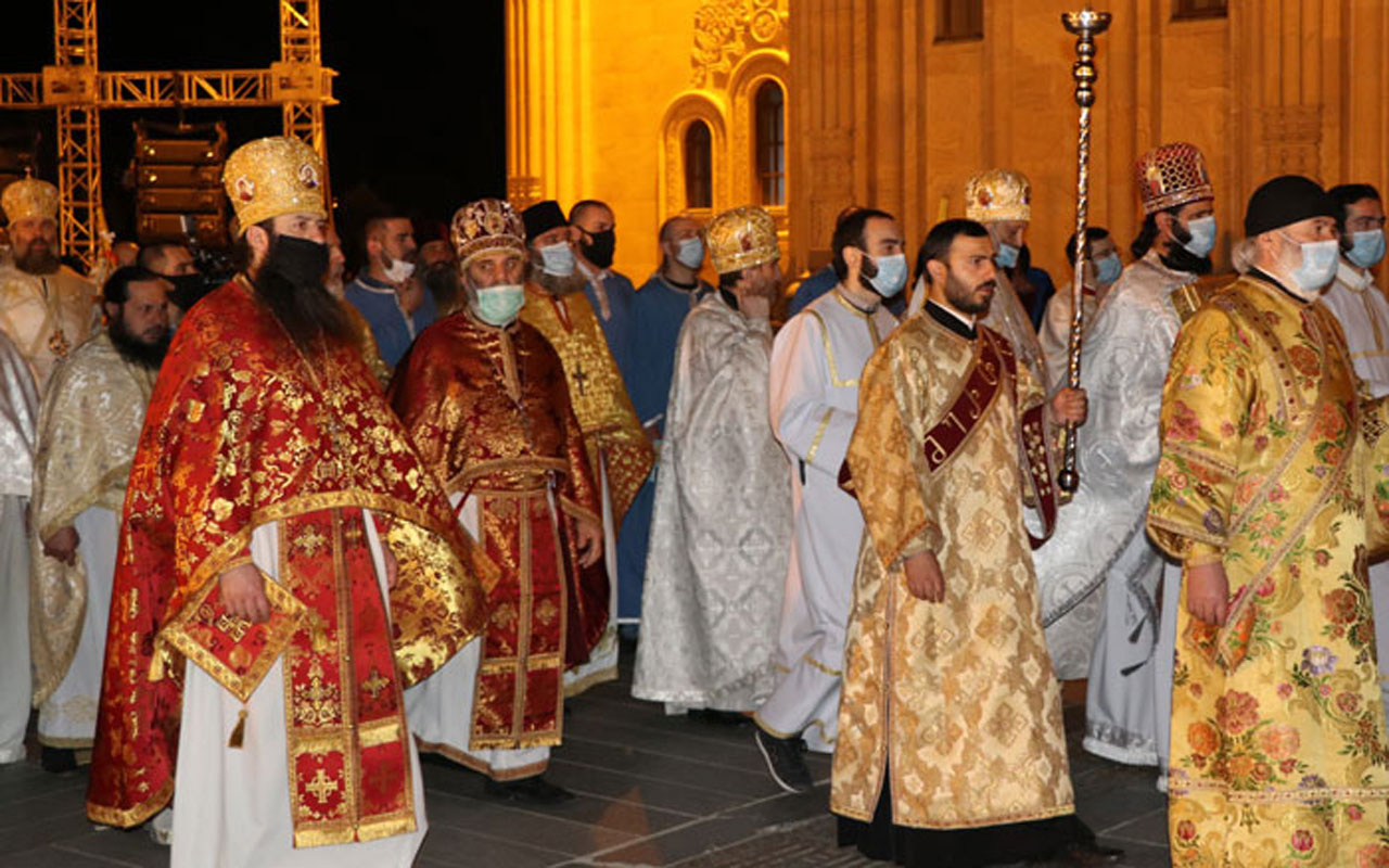 Covid-19 salgınına rağmen halk Paskalya Bayramı için kiliselere koştular