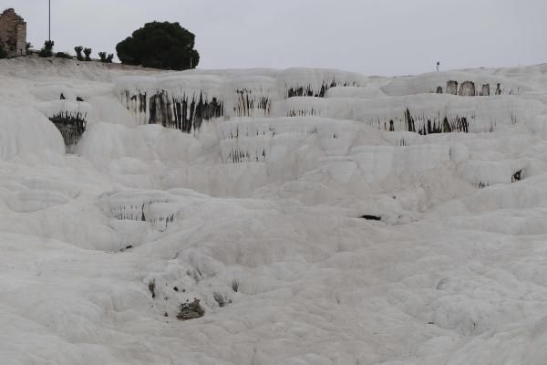 Doğa harikası Pamukkale'nin son hali ibretlik! Korona yasağıyla beyazladı