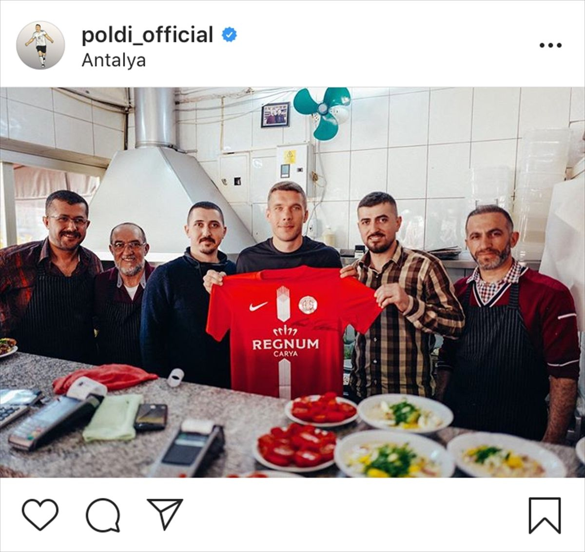 Lukas Podolski Müslüm Gürses dinliyor oklavayla yufka açıyor