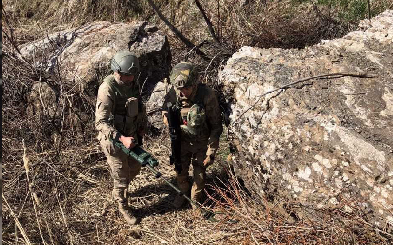 Hakkari'de terör örgütü PKK'ya ait silah ve mühimmat ele geçirildi