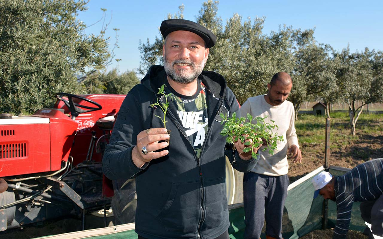 Hüsnü Şenlendirici, çiftliğinde köy hayatı yaşıyor