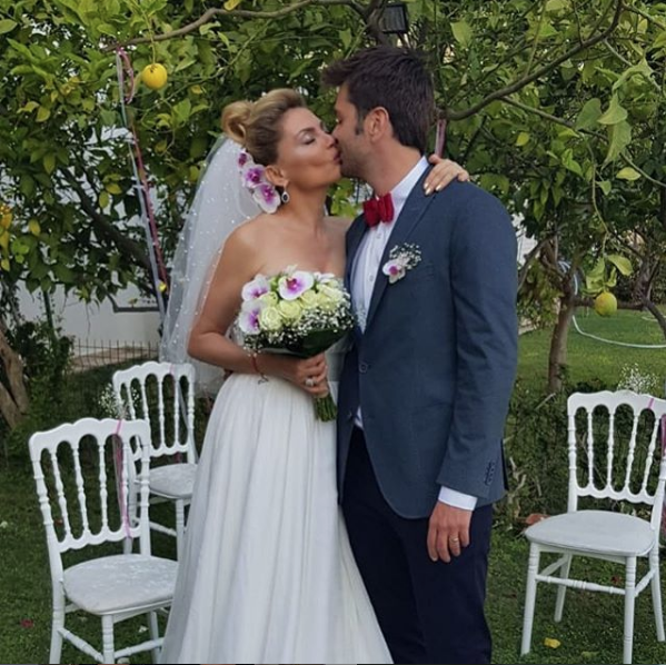 Seray Sever eşi Eray Sünbül ile dudak dudağa paylaşım yapıp yıl dönümü kutladı