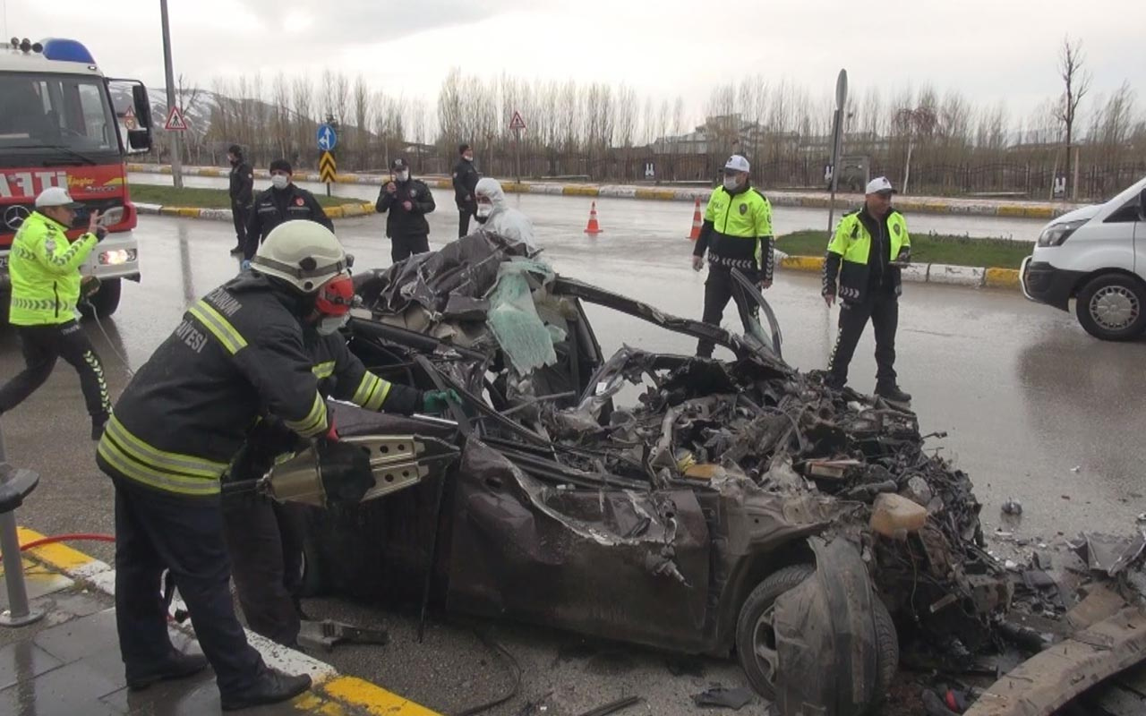 Erzurum'da akıl almaz kaza: Otomobil kamyonun altına girdi