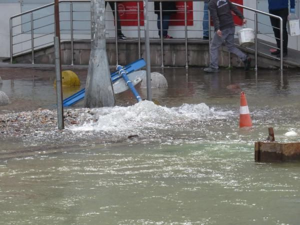 Su borusu patladı Kadıköy'de cadde göle döndü