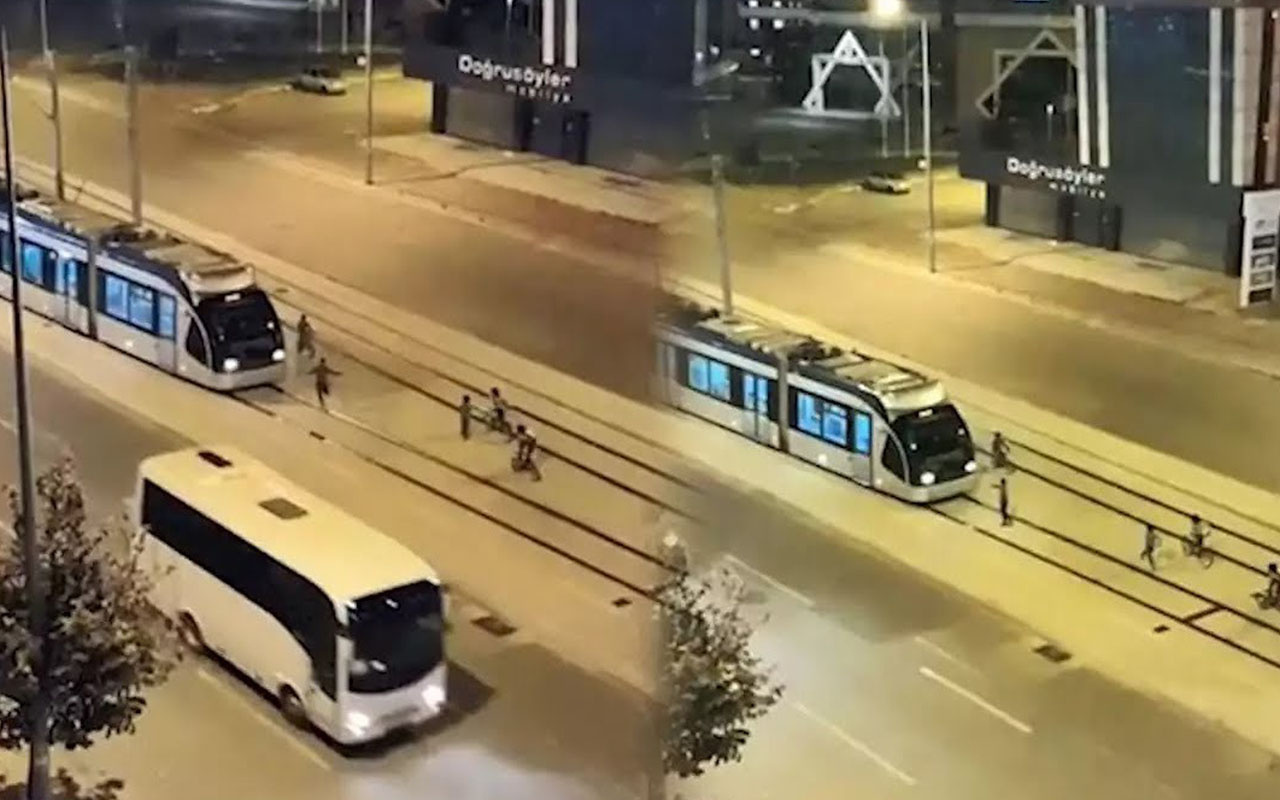 Antalya'da çocukların yürekleri ağza getiren tramvay oyunu kamerada