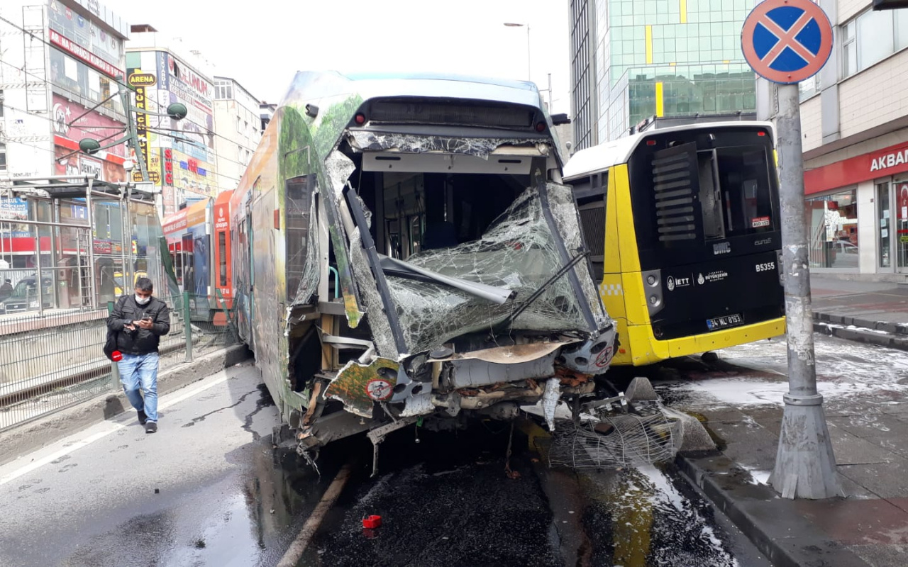 Sultangazi'de raydan çıkan tramvay otobüse çarptı