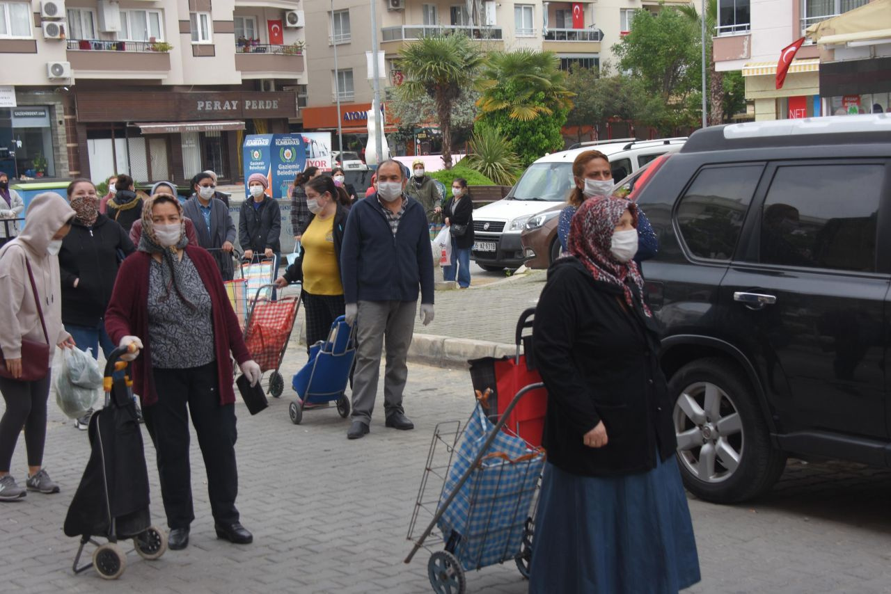 İzmir'de sokağa çıkma yasağı öncesi vatandaşlar pazara akın etti kuyruk oluştu