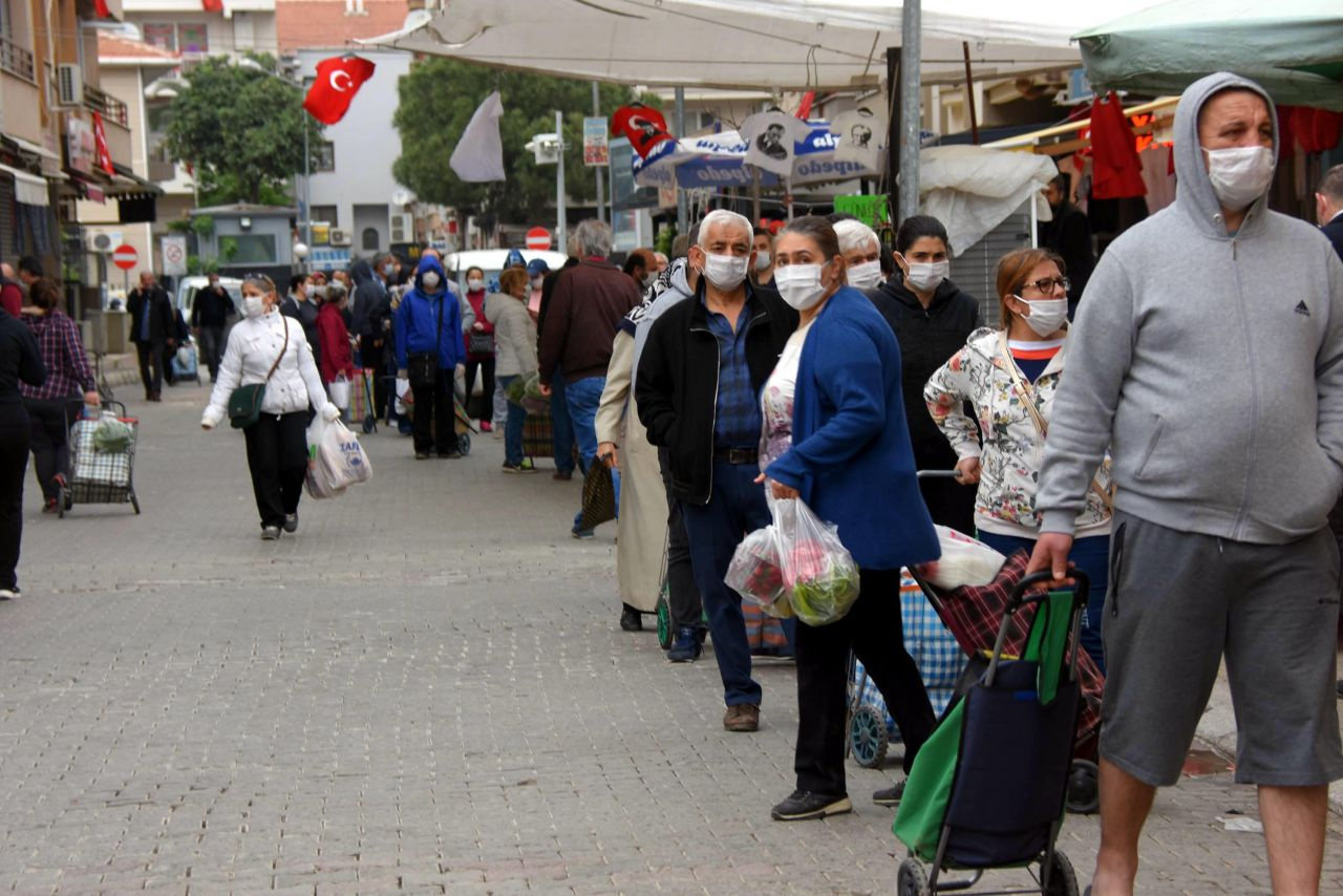 İzmir'de sokağa çıkma yasağı öncesi vatandaşlar pazara akın etti kuyruk oluştu