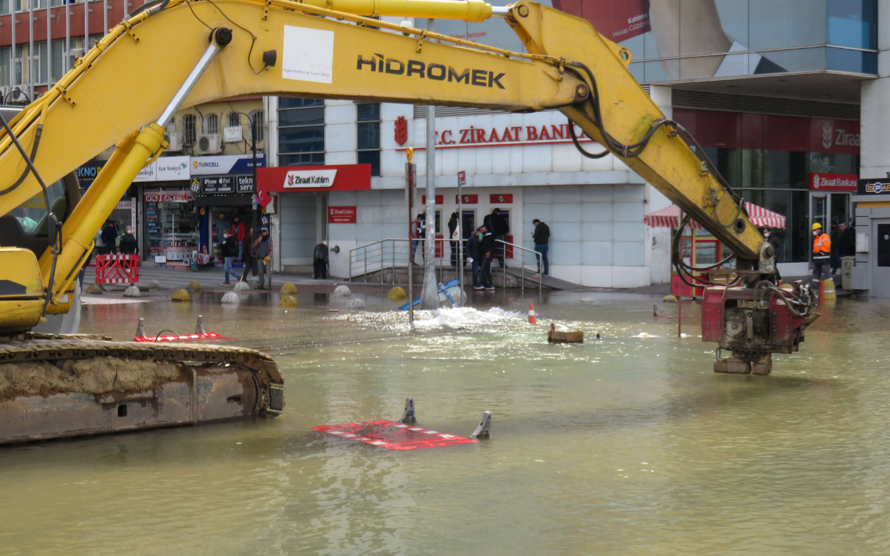 Su borusu patladı Kadıköy'de cadde göle döndü