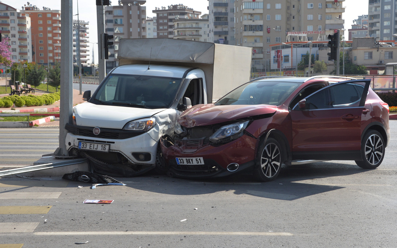 Mersin'de bomboş yolda iki araç birbirini bulup kaza yaptı