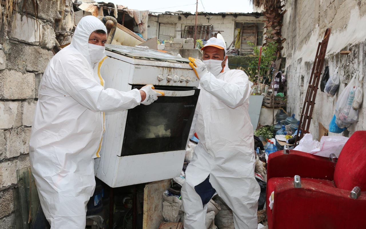 Mersin'de evini çöplüğe çeviren kadın ekiplere zor anlar yaşattı