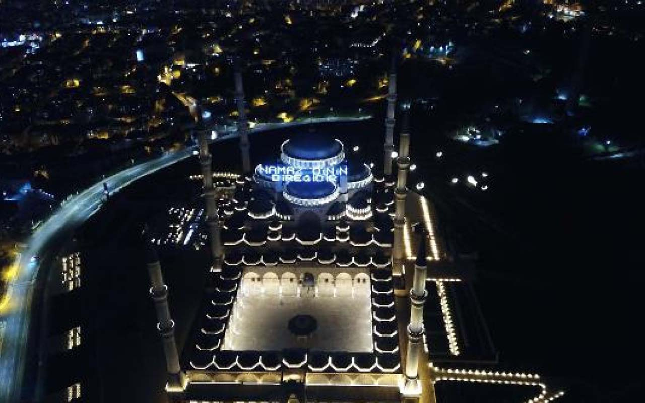 Çamlıca Camisi'nin Ramazan mahyası havadan görüntülendi