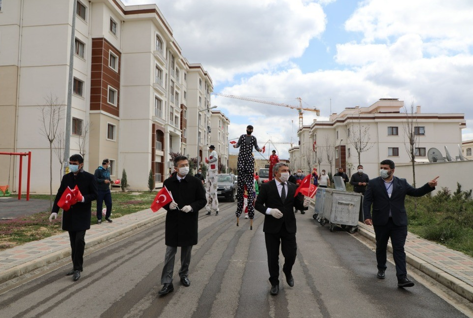 Tahta bacaklılardan, 23 Nisan çocuklarına pencerelerden Türk bayrağı