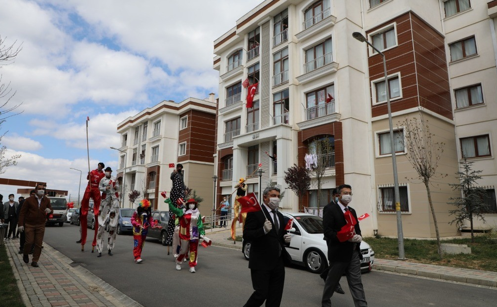 Tahta bacaklılardan, 23 Nisan çocuklarına pencerelerden Türk bayrağı