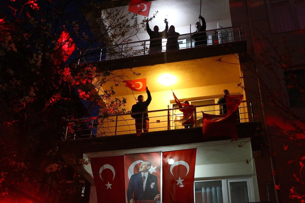 Tüm Türkiye 81 ilde tek yürek olup İstiklal Marşı'nı okudu