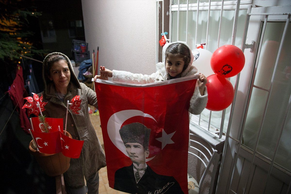 Tüm Türkiye 81 ilde tek yürek olup İstiklal Marşı'nı okudu
