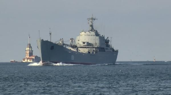 Rus savaş gemisi Saratov İstanbul Boğazı'ndan böyle geçti