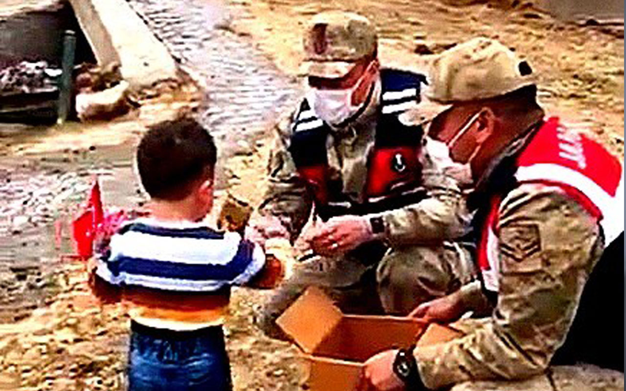 Erzincan'da yürek ısıtan görüntü! Askerden hediyesini alan çocuğun mutluluğun kamerada
