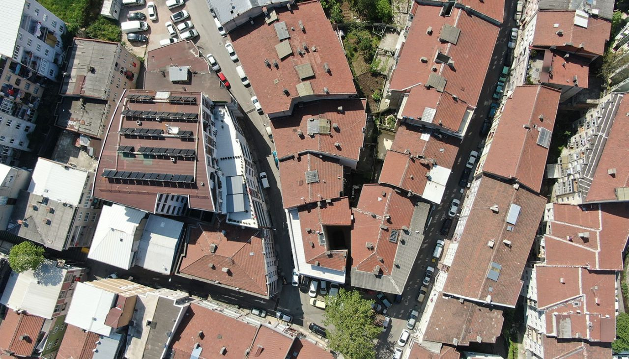 Bursa'da apartman boşluğundaki türbe görenleri şaşırtıyor