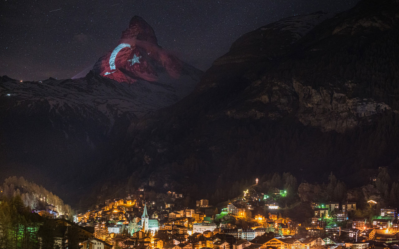 Koronavirüsle mücadelede destek için İsveç'in Matterhorn Dağı'na Türk Bayrağı