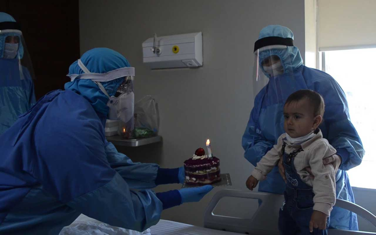 Yalova'da korona tedavisi gören bebeğe doktorlardan doğum günü sürprizi!