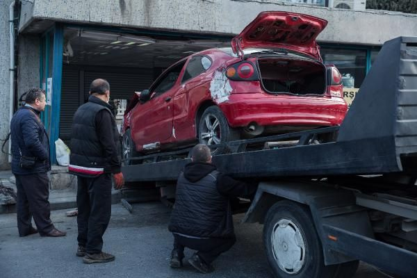 Akıl almaz kaza! İstanbul'da yeraltı çarşısına otomobil düştü