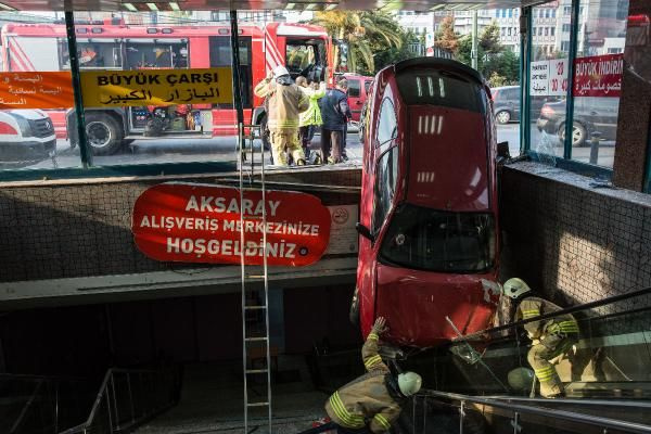 Akıl almaz kaza! İstanbul'da yeraltı çarşısına otomobil düştü